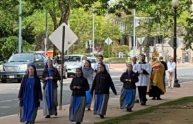 eucharistic_procession_on_divine_mercy_sunday_from_holy_comforter-st._cyprian_catholic_church_on_capitol