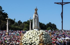  the_figure_of_our_lady_of_fatima_is_carried_in_a_procession_during_the_13_may_pilgrimage_in_2019_ansa.jpeg