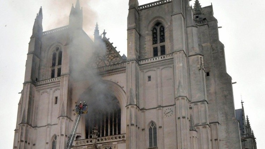  firefighters_fight_the_blaze_at_the_saint-pierre-et-saint-paul_cathedral_in_nantes_ansa.jpeg