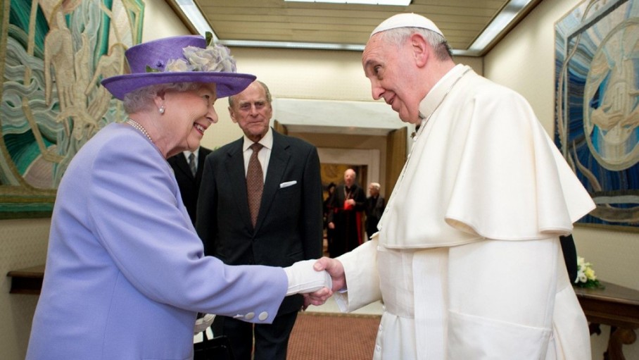 queen_elizabeth_meets_pope_francis_in_the_vatican_2014.jpeg
