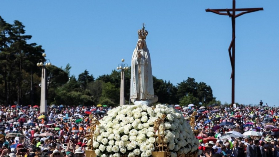  the_figure_of_our_lady_of_fatima_is_carried_in_a_procession_during_the_13_may_pilgrimage_in_2019_ansa.jpeg